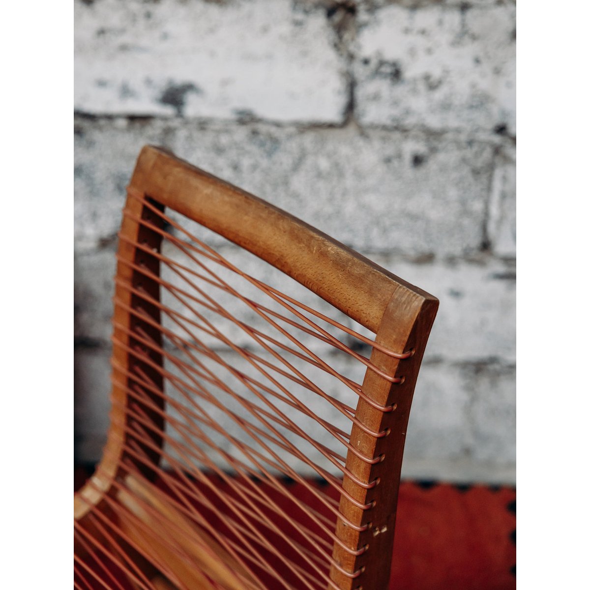 Paire de chaises en scoubidou Alma N°141 - Bon état bois, DEBONGOUT