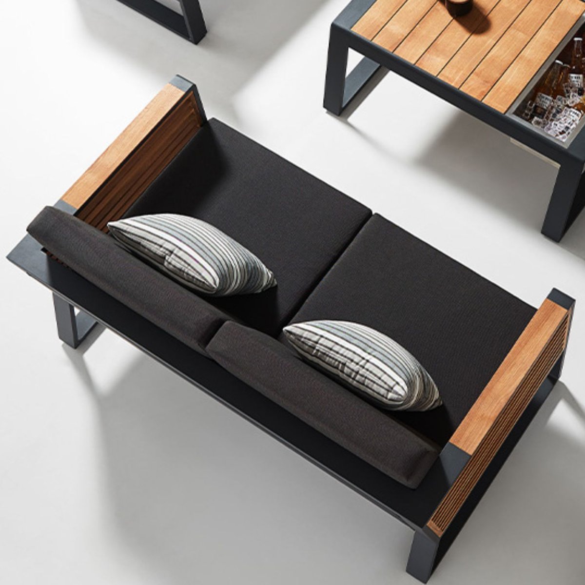 Canapé 2 places en aluminium et teck, COFY gris anthracite, AU JARDIN DE CHLOÉ