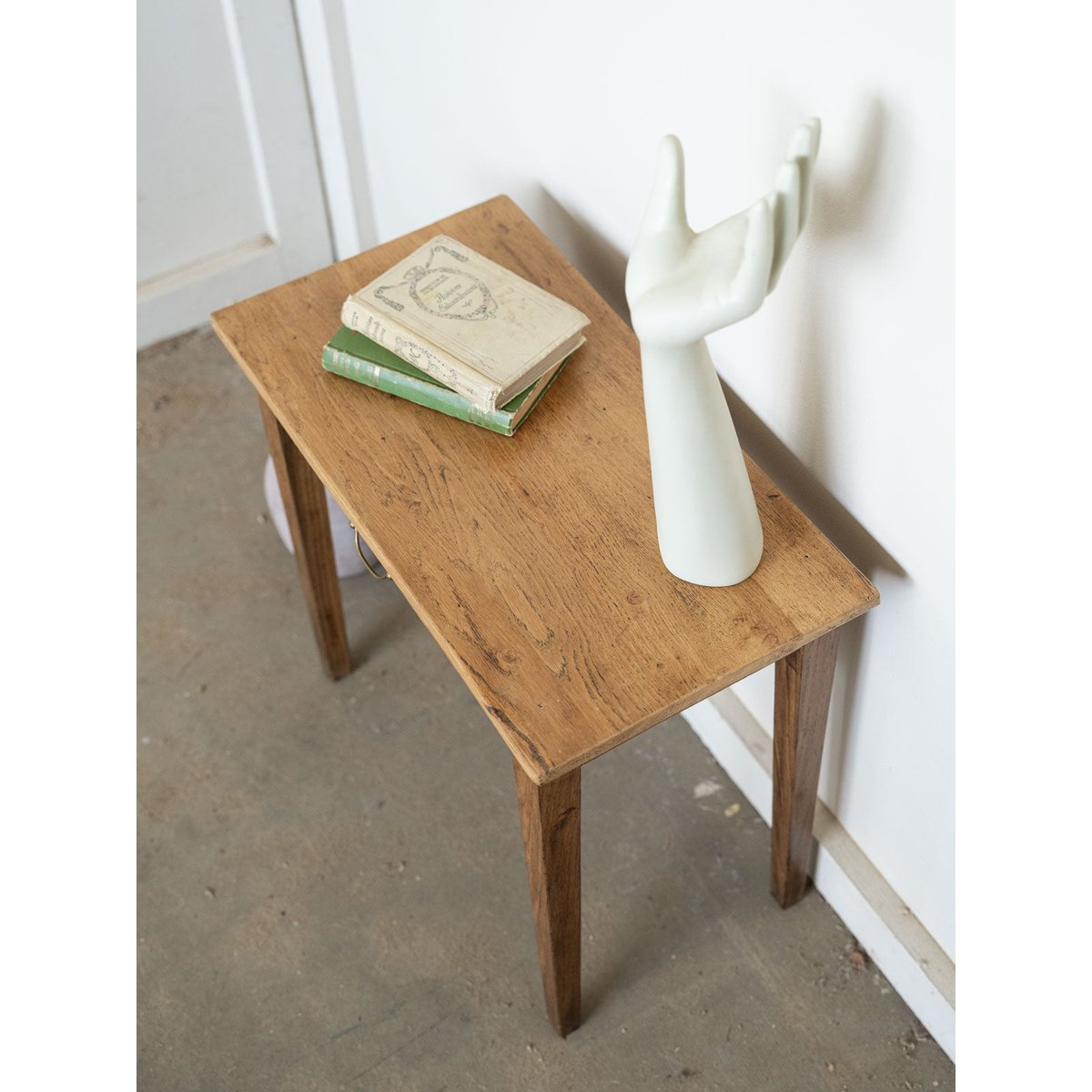 Petite table d'appoint de campagne en bois Francine N°1595 - Bon état bois foncé, DEBONGOUT