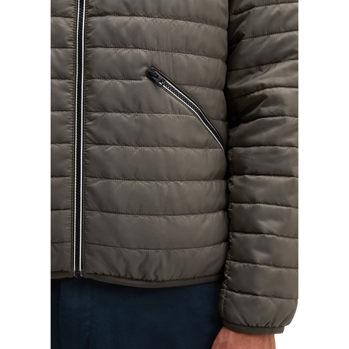 Veste matelassée à capuche, coupe classique avec un léger rembourrage en Unifi REPREVE® marron, MARC O'POLO