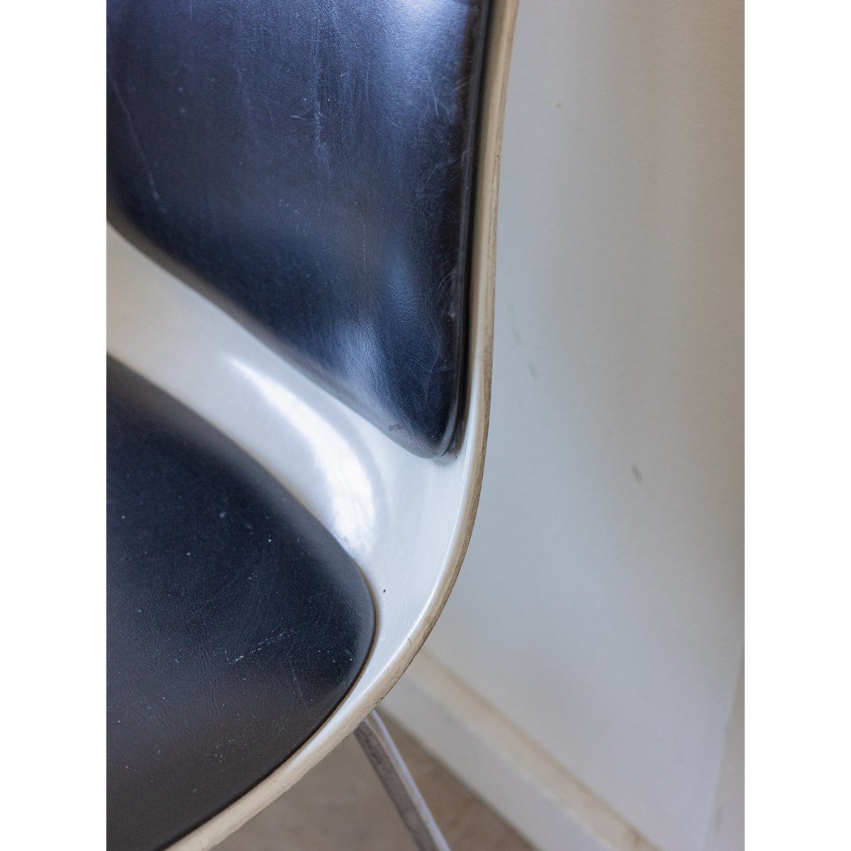 Chaise années 70 Alma N°1946 - Bon état noir, DEBONGOUT