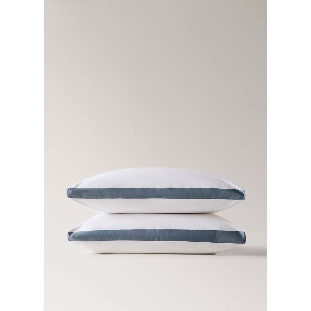 Deux taies d’oreiller en coton percale 200 fils avec bords en satin 60x60 cm bleu, MANGO HOME