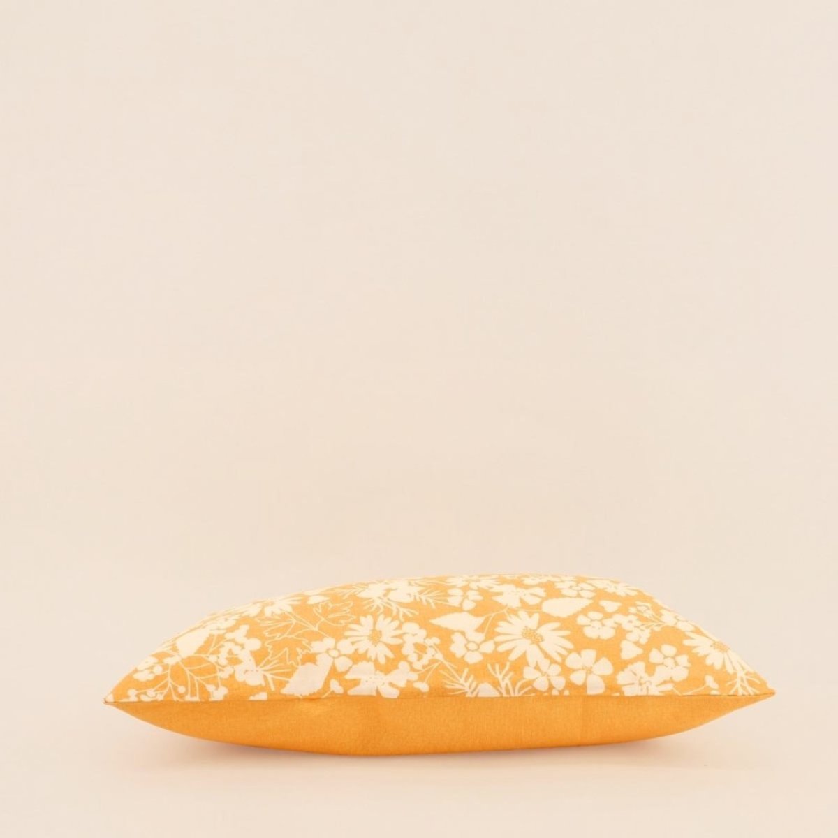 Coussin en coton imprimé fleurs 30x50cm jaune, ORNAMI