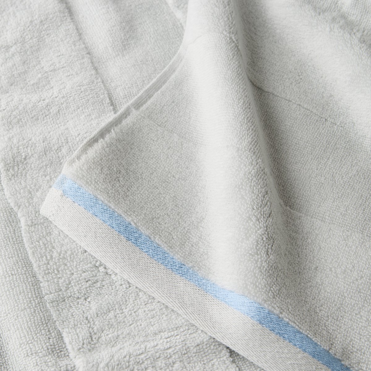 Drap de bain VUELO gris perle, CARRE BLANC