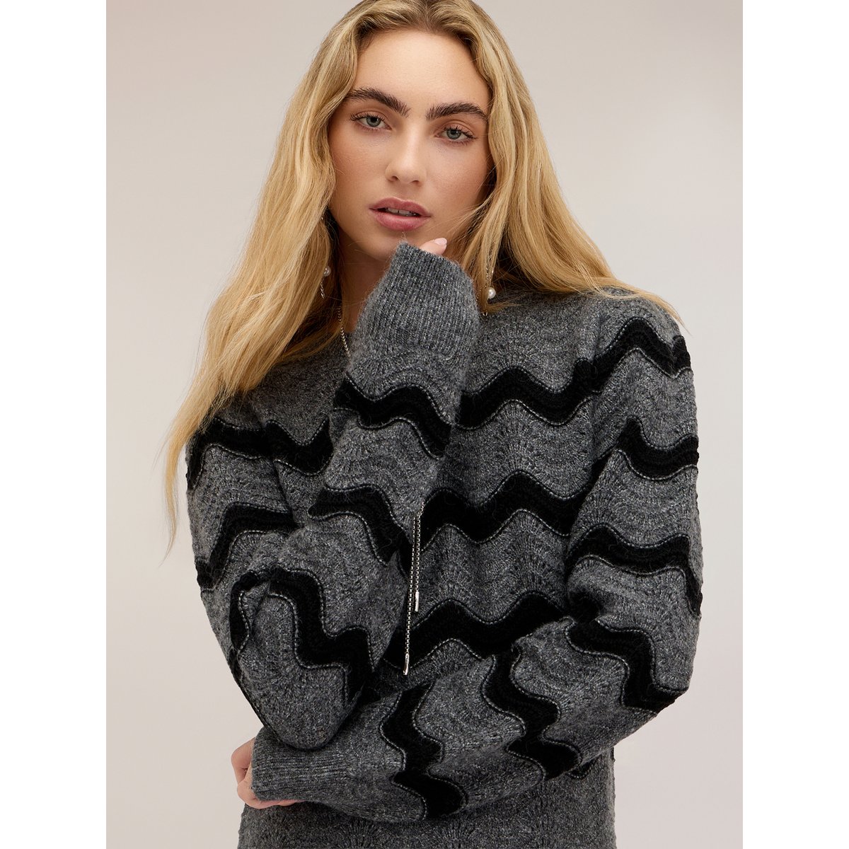 Pull brodé à vagues gris, MOTIVI