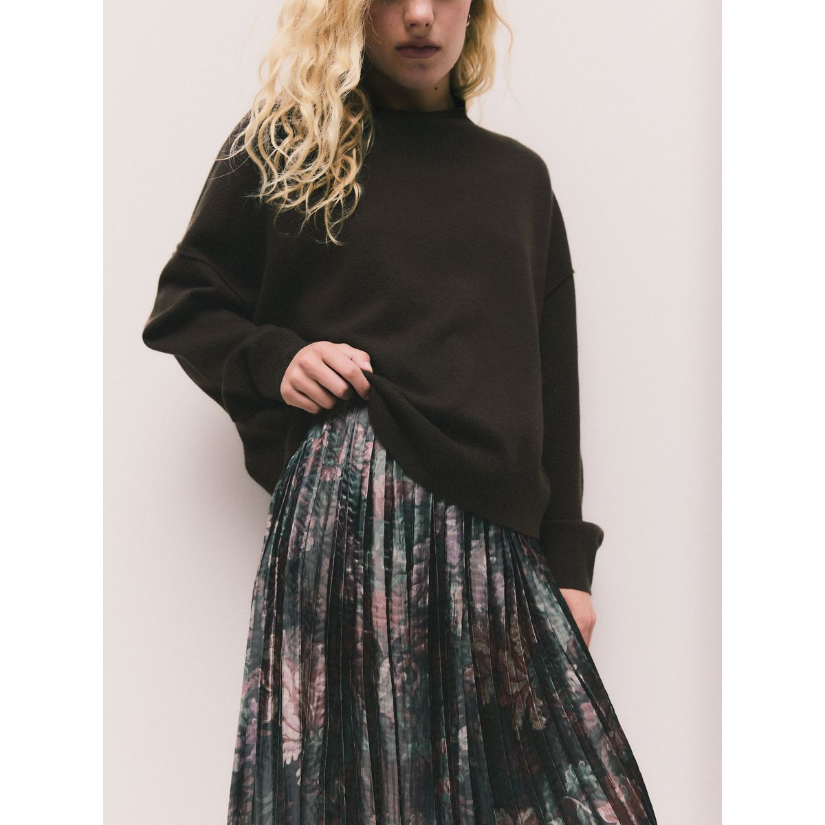 Sweat 2-en-1 mi-long avec jupe en satin noir, NEXT