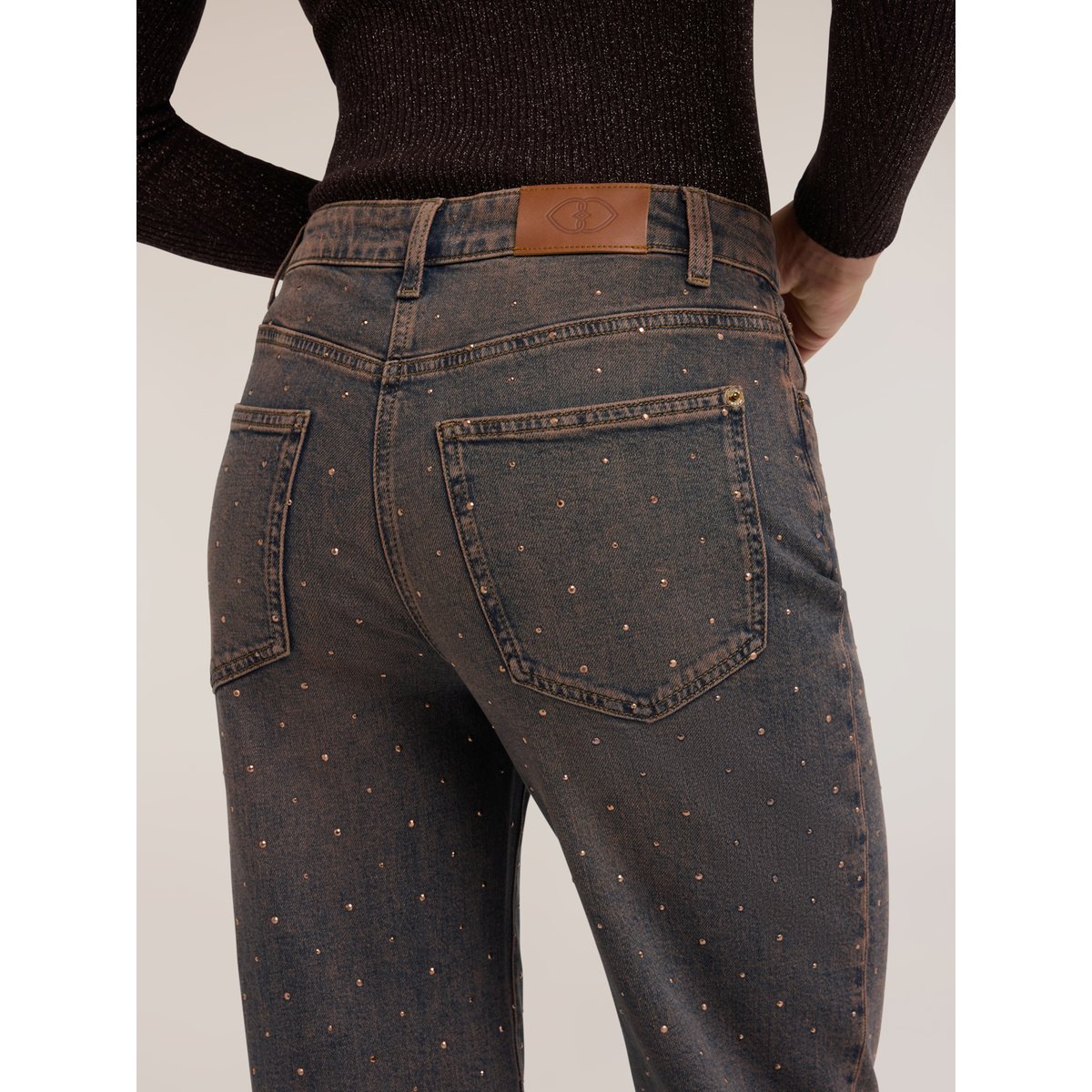 Jean coupe large avec applications de strass marron, MOTIVI
