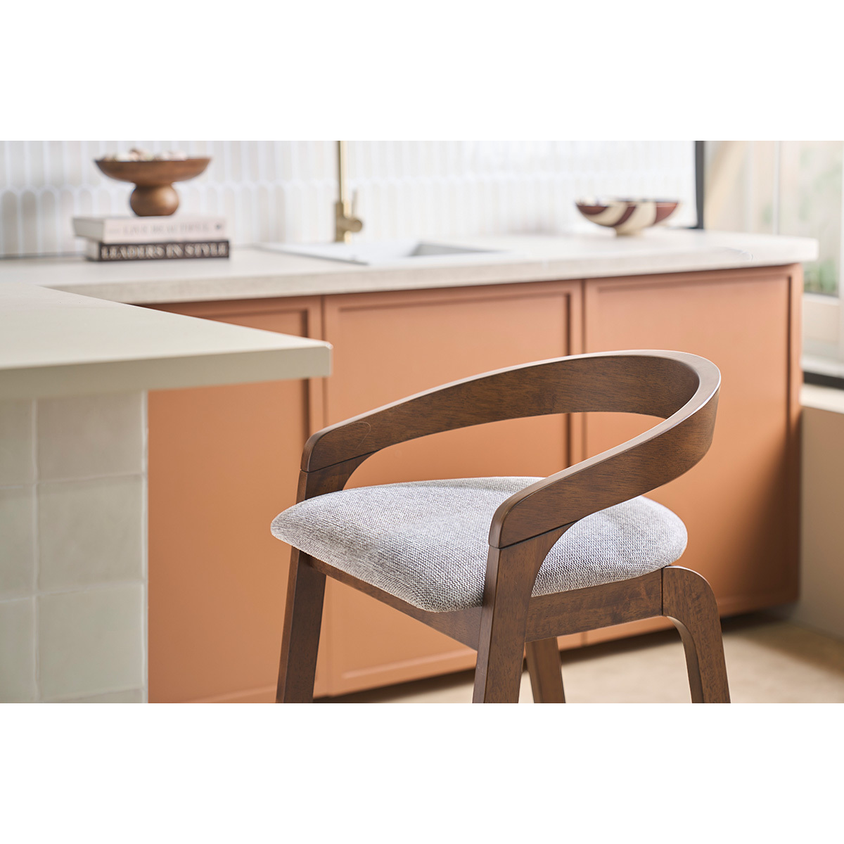 Tabourets de bar en tissu effet velours texturé beige et bois clair H68 cm (lot de 2) PULSO gris, MILIBOO