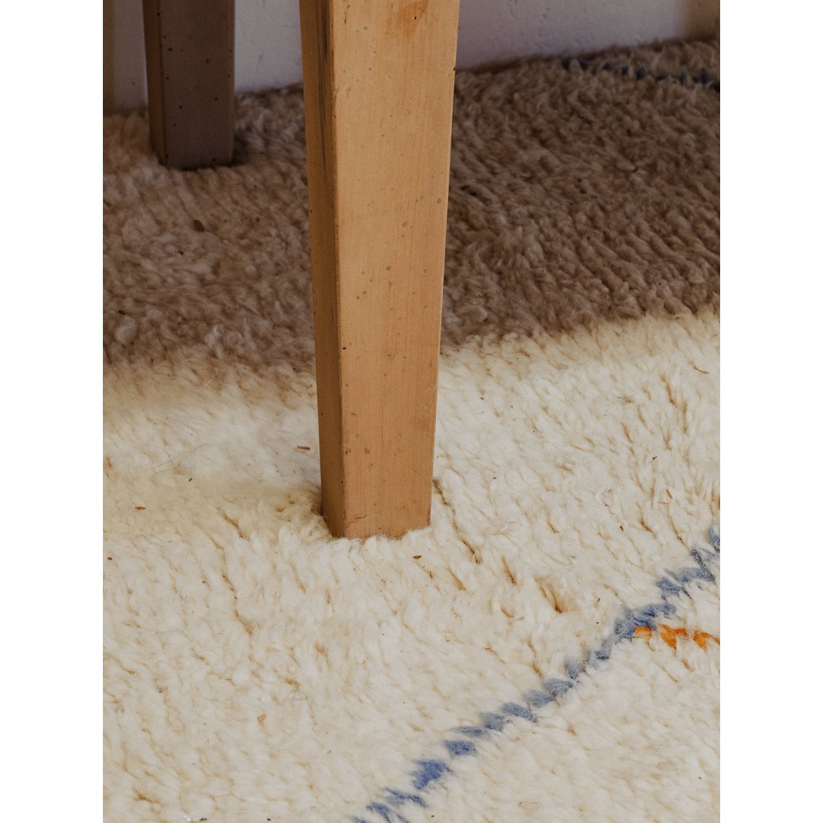 Table basse en noyer Léonie N°899 - Bon état bois clair, DEBONGOUT