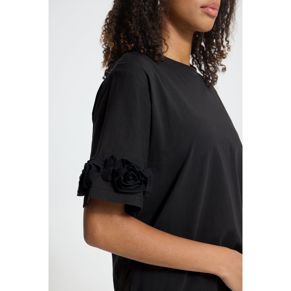 T-Shirt manches courtes, coupe boxy, manches détails 3D noir, ICHI