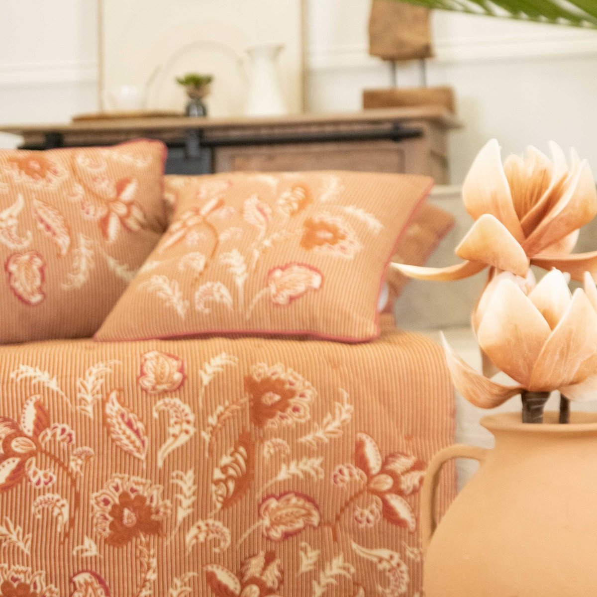 Édredon décoratif en polylin motif floral brique, SUD ETOFFE