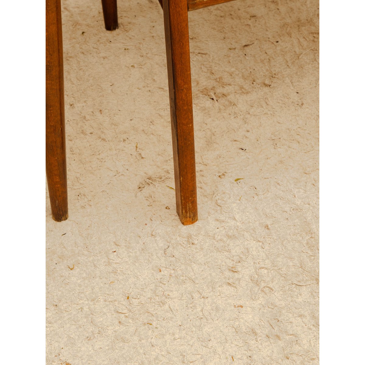Lot de 3 chaises en bois et cuir noir Alma N°2125 - Bon état bois foncé, DEBONGOUT