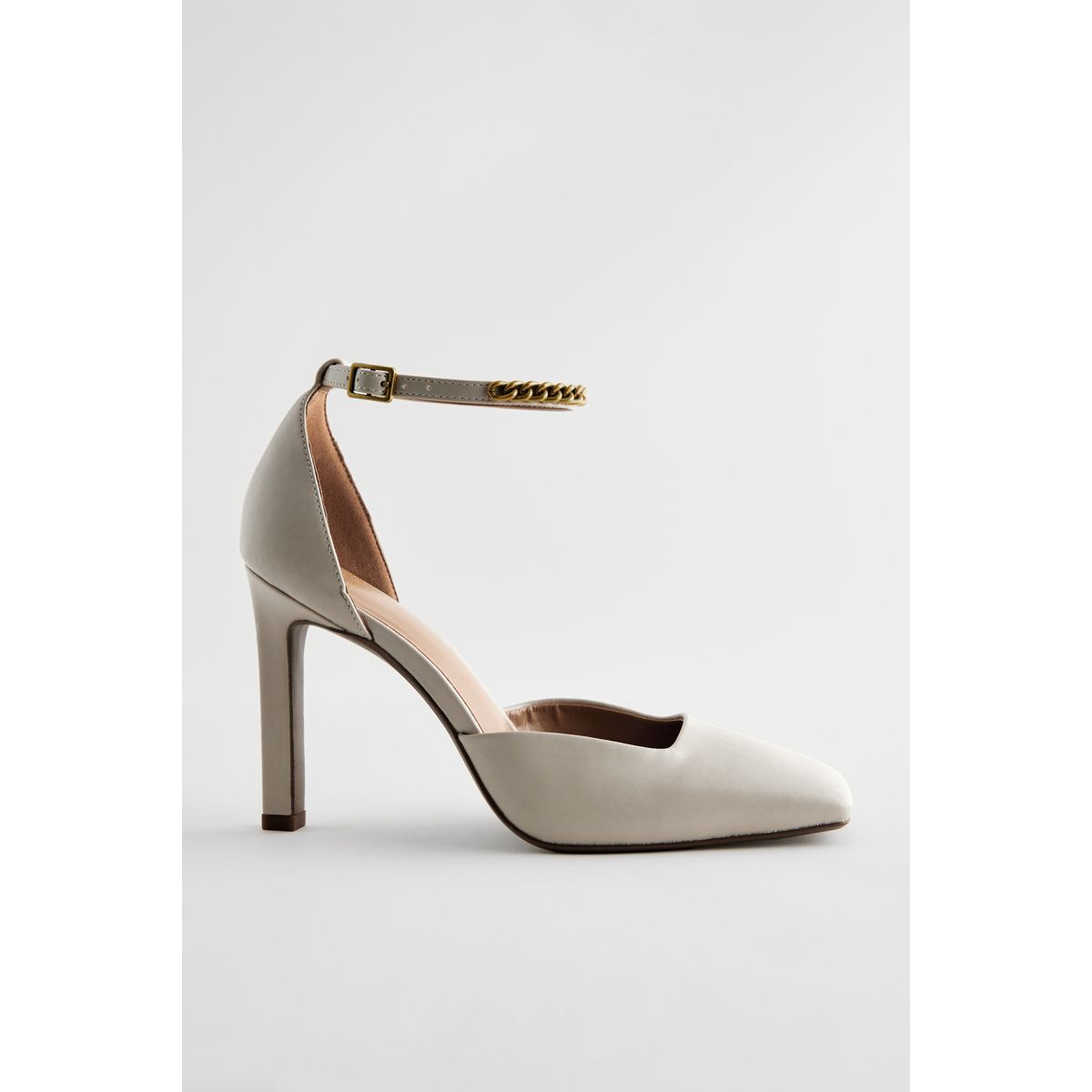 Chaussures à talons avec chaîne et bout carré crème, NEXT