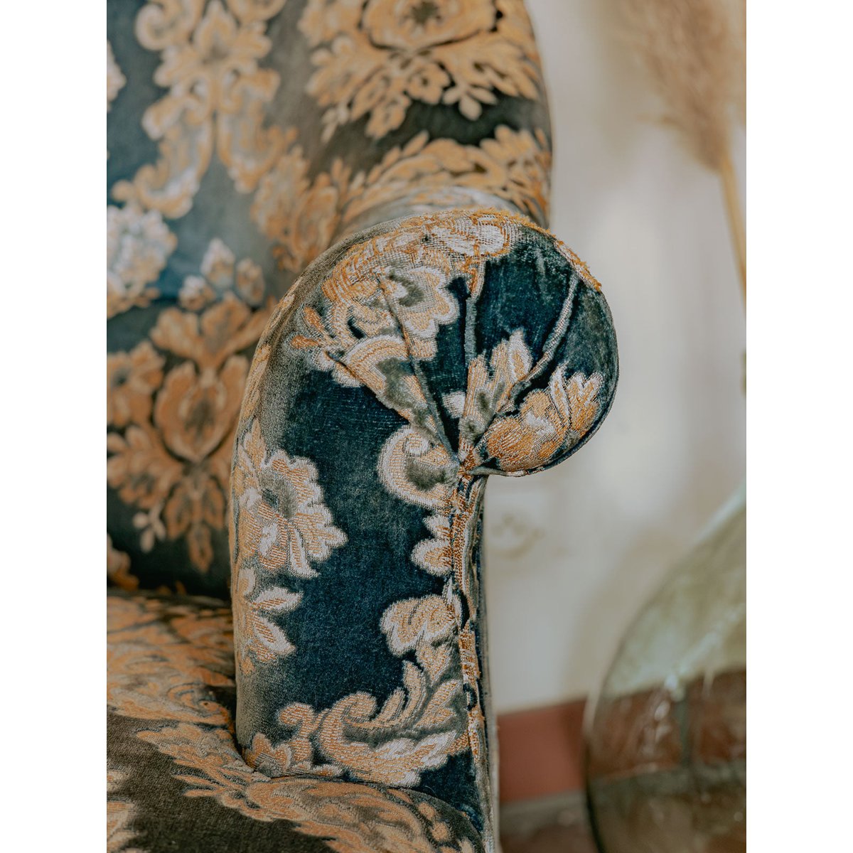 Fauteuil crapaud tapissé bleu à motifs et franges Ernest N°1095 - Bon état bleu, DEBONGOUT
