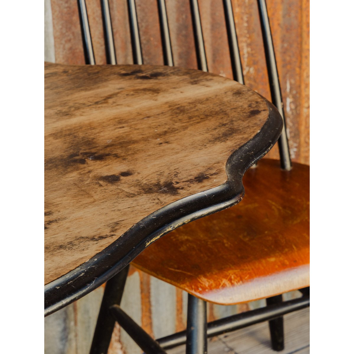 Table d'appoint en bois Francine N°1675 - Bon état bois foncé, DEBONGOUT
