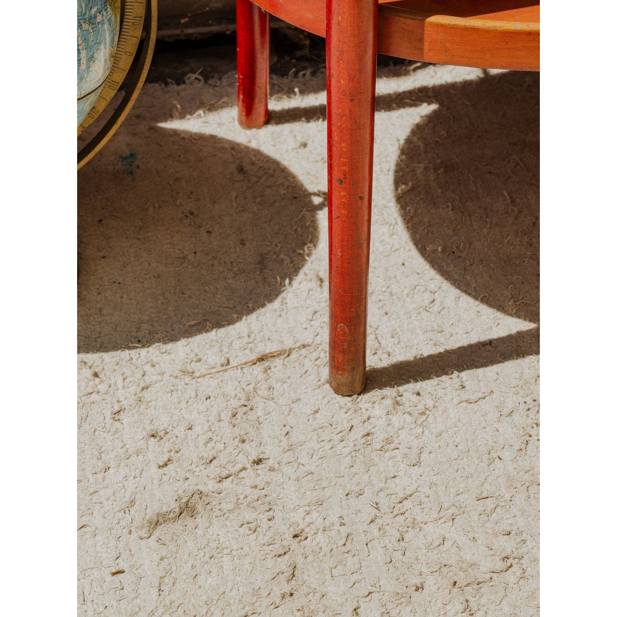 Table d'appoint en bois rouge Francine N°1078 - Bon état rouge, DEBONGOUT