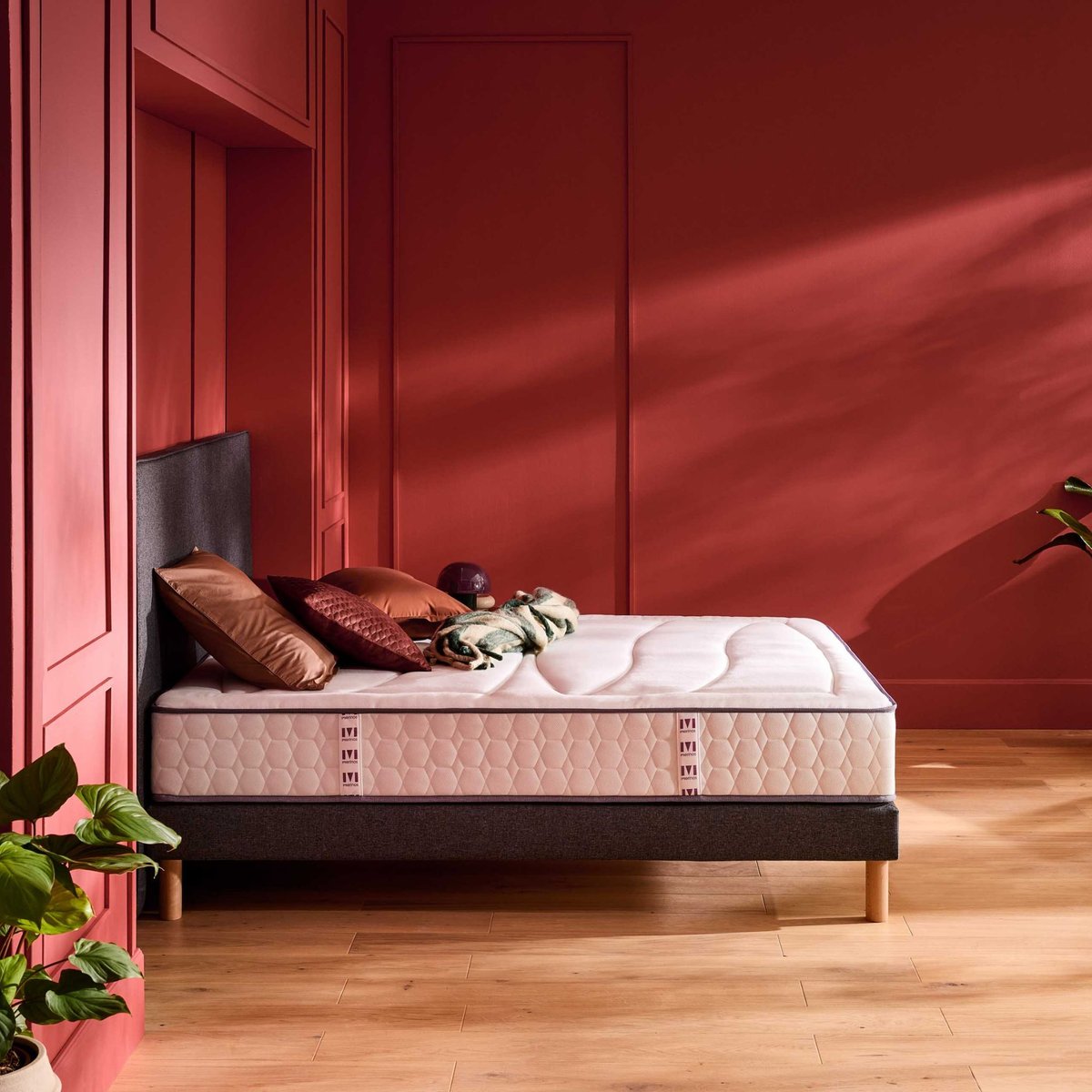 Ensemble matelas ressorts ensachés et mémoire de forme BEAUTY BED, sommier medium et pieds blanc, MERINOS