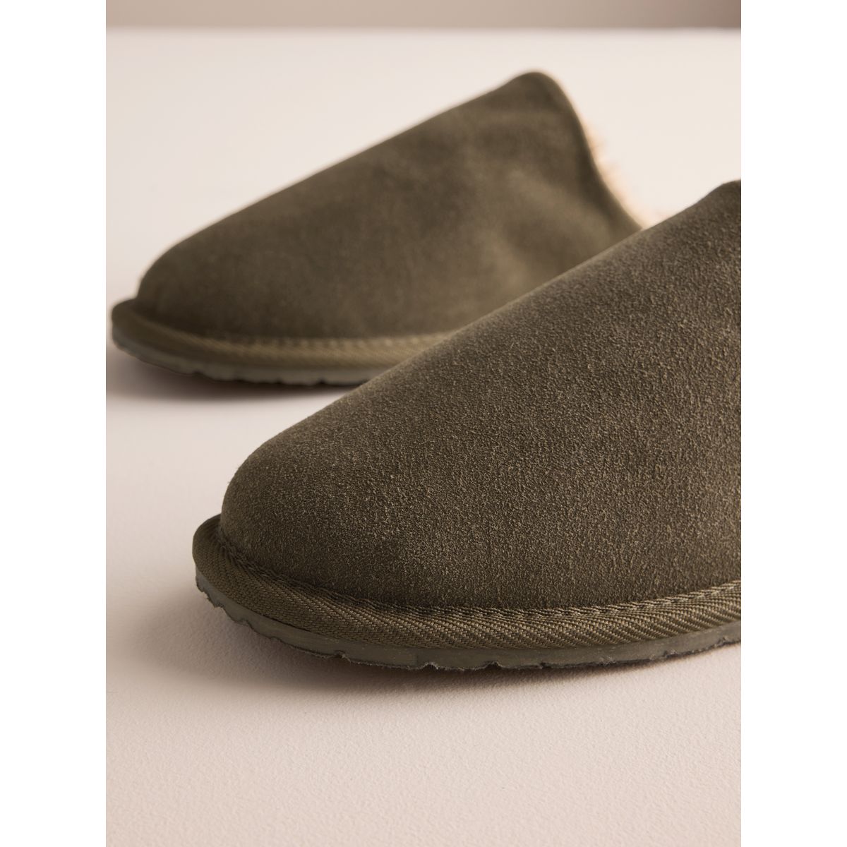Chaussons mules fins en daim vert kaki, NEXT