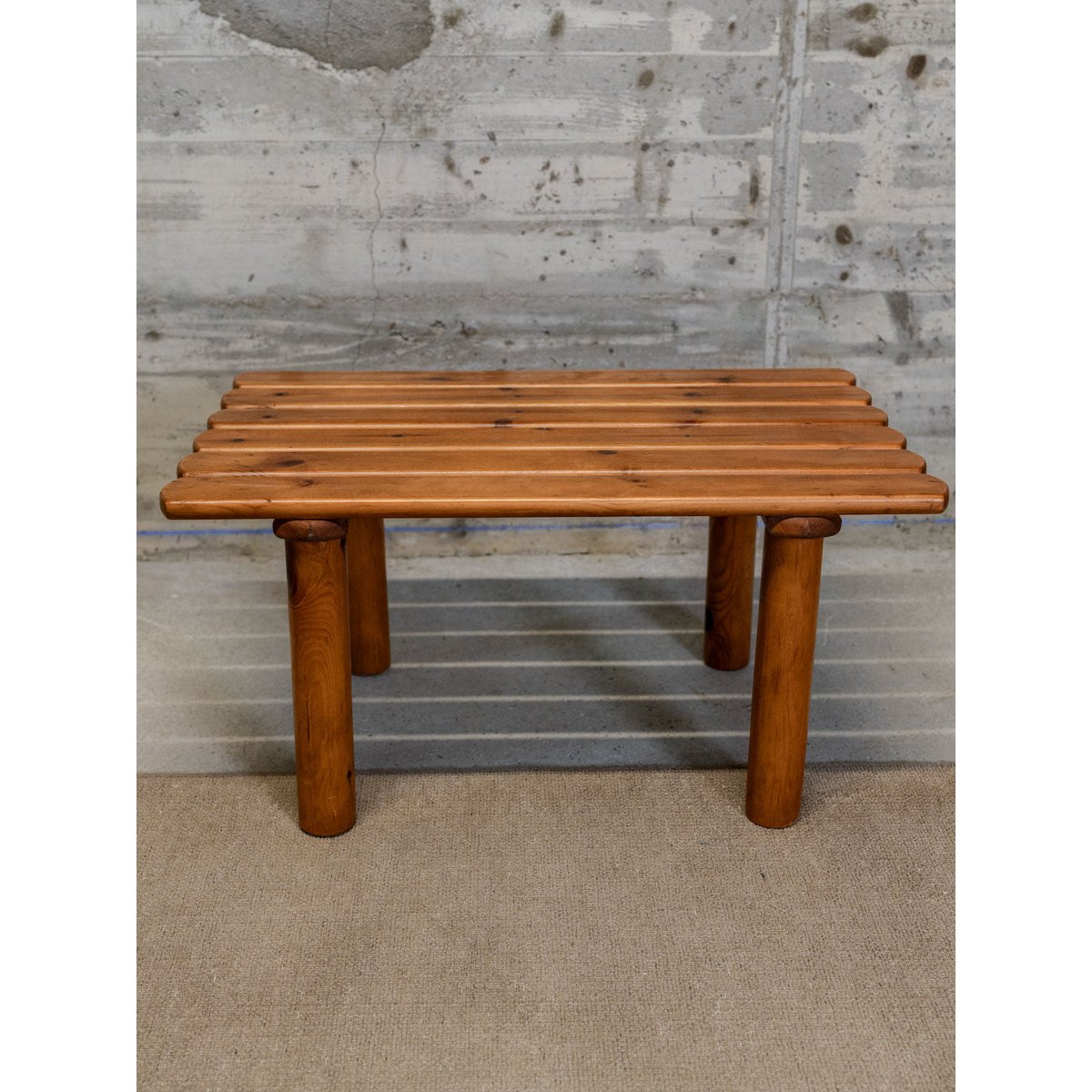 Table basse en pin Léonie N°930 - Bon état bois foncé, DEBONGOUT