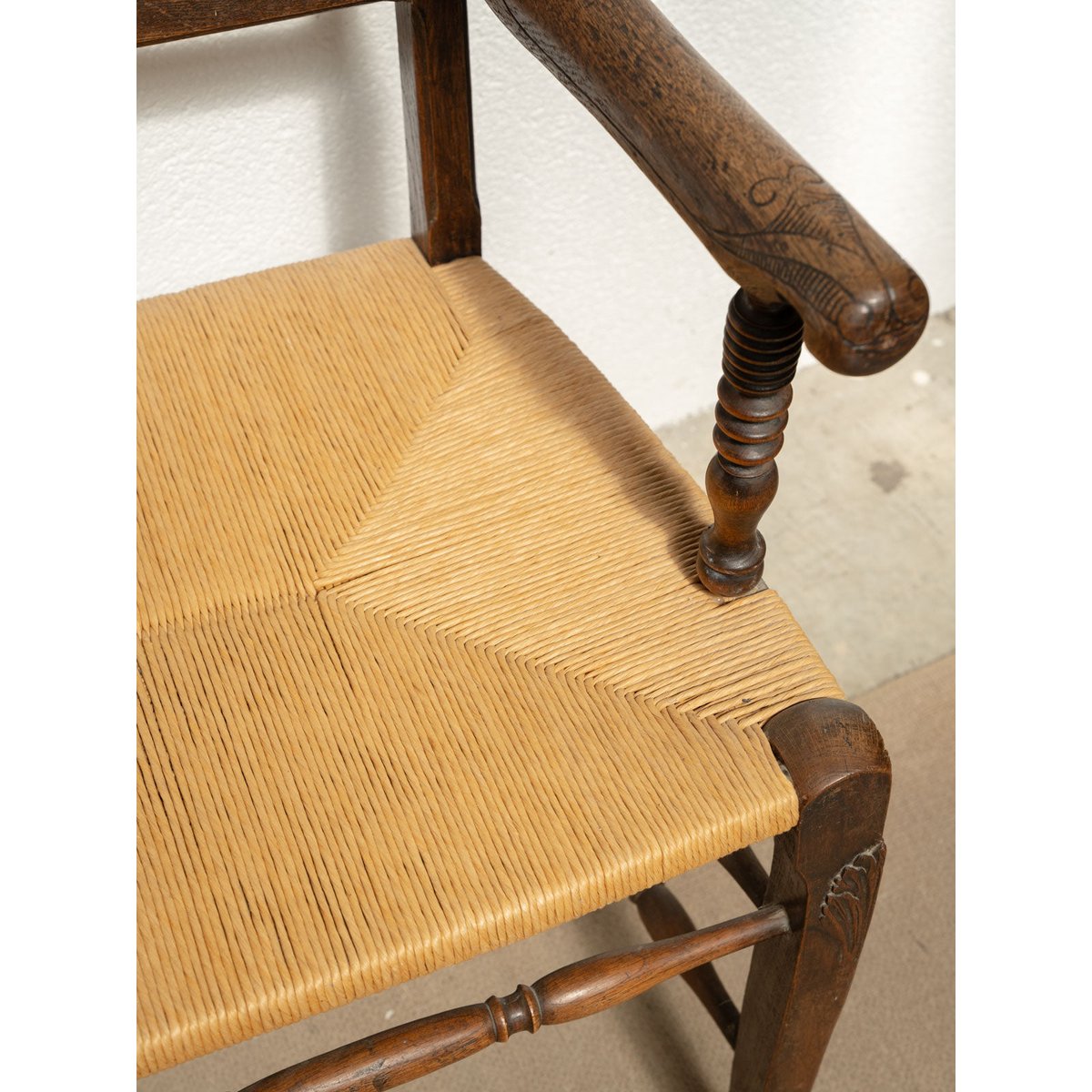 Grand fauteuil en bois gravé et en paille Ernest N°1084 - Bon état bois foncé, DEBONGOUT