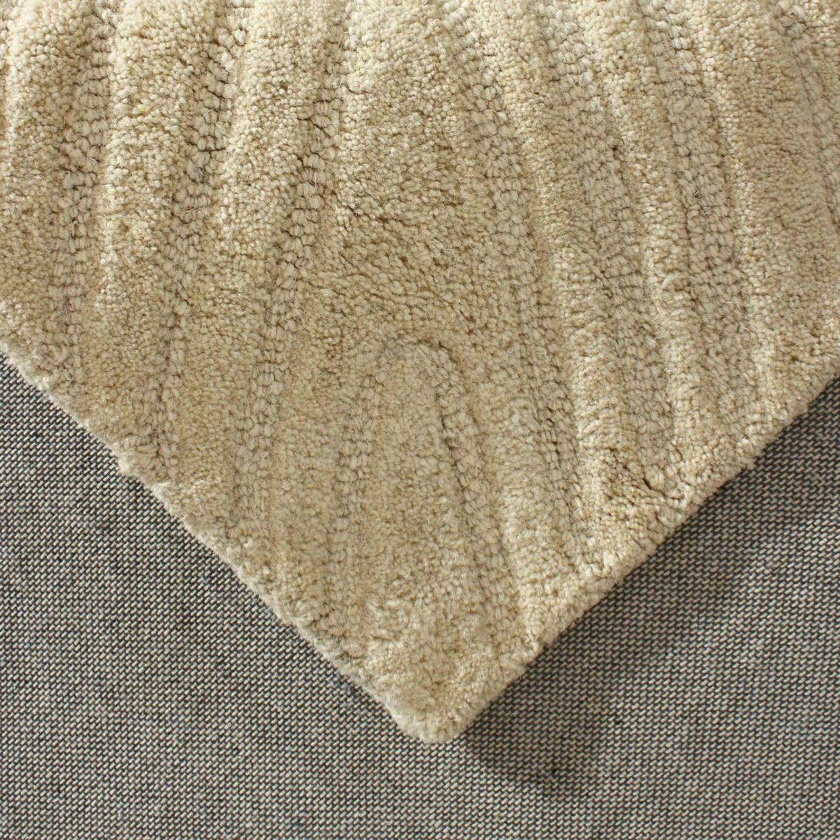 Tapis salon VYTA fait à la main en Laine, motif design ton sur ton beige, UN AMOUR DE TAPIS