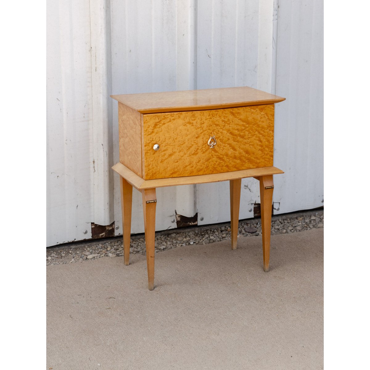 Table de chevet en loupe de bois Maïa N°1538 - Bon état bois clair, DEBONGOUT