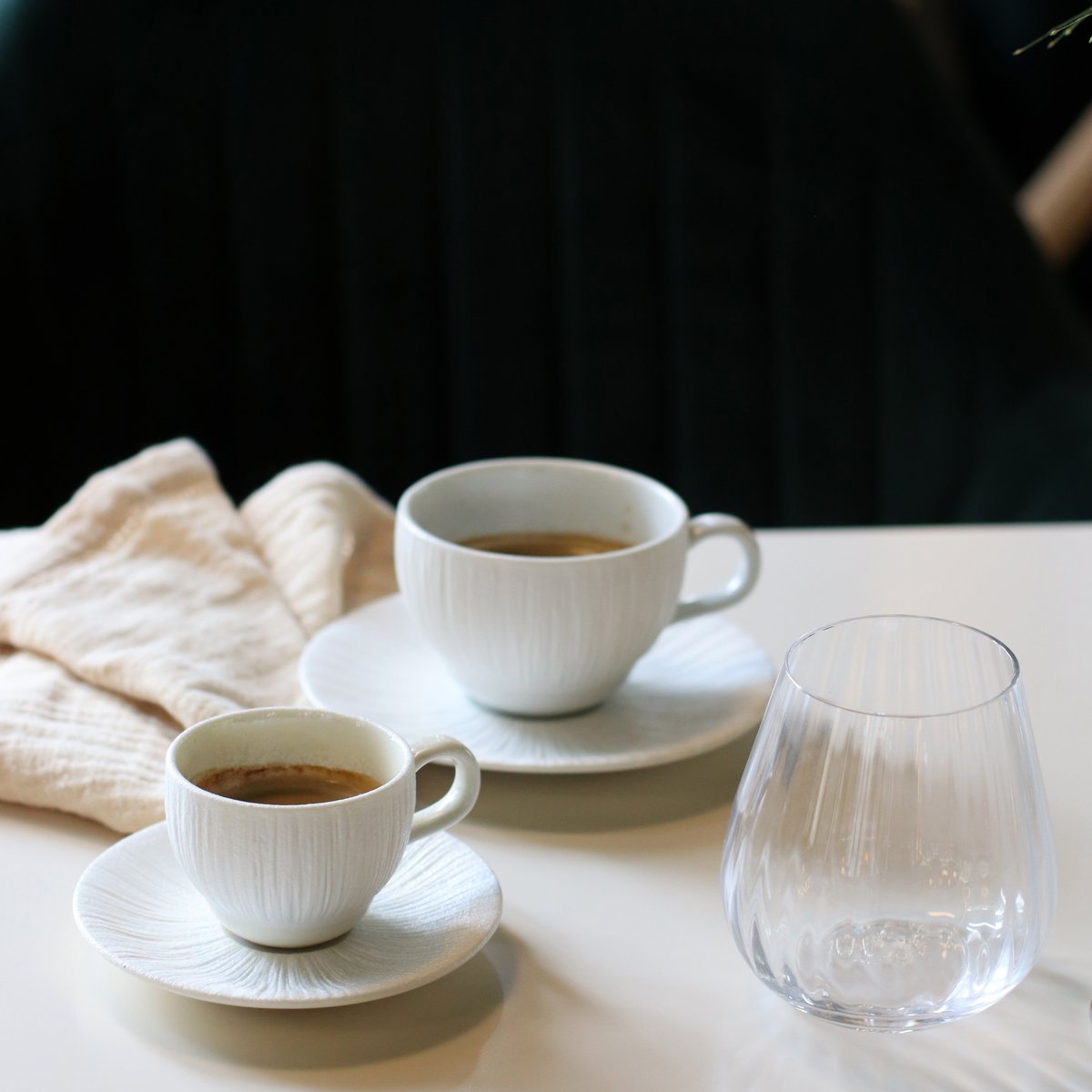 Lot de 6 tasses et soucoupes en porcelaine 9cl, URUS beige-blanc, OGO LIVING