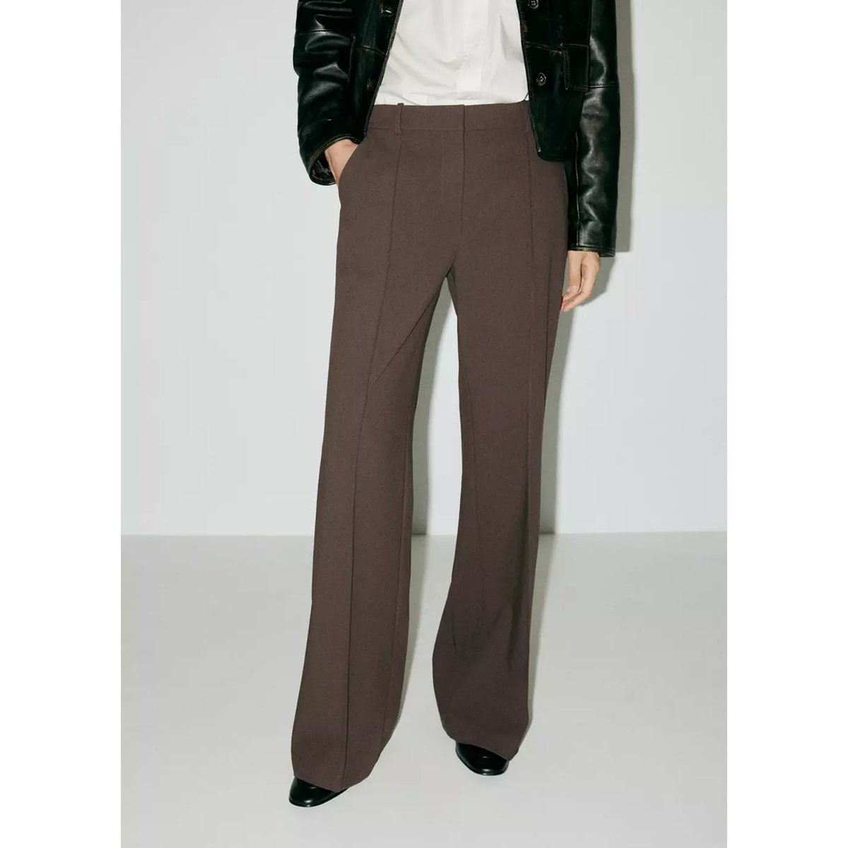 Pantalon flare coutures marron moyen, MANGO