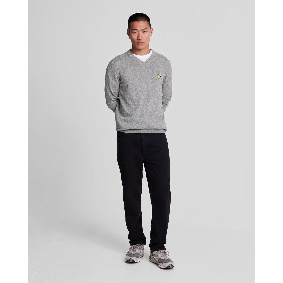 Pull en coton mérinos col V gris moyen chiné, LYLE & SCOTT