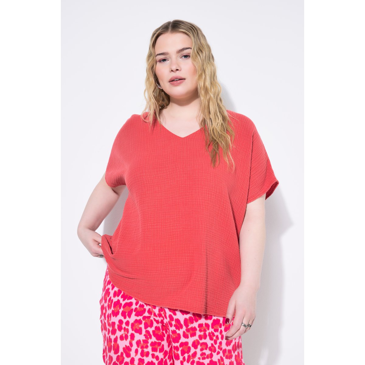 Blouse oversize, mousseline, décolleté en V rouge hibiscus, STUDIO UNTOLD