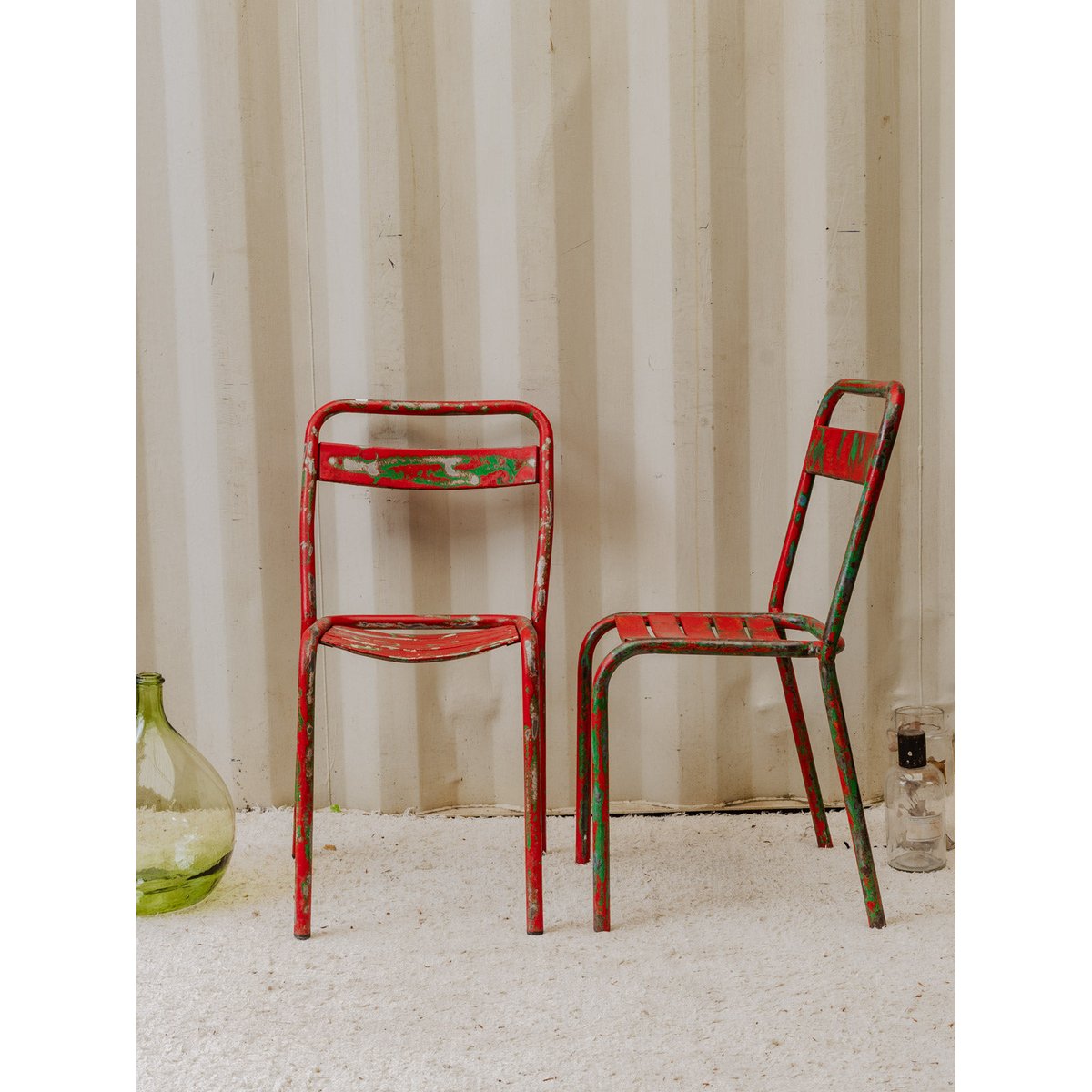 Paire de chaises en métal rouge et vert Alma N°1590 - Bon état rouge, DEBONGOUT