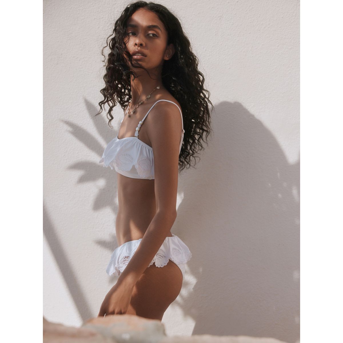 Haut de bikini bandeau volanté à coquillage blanc, NEXT