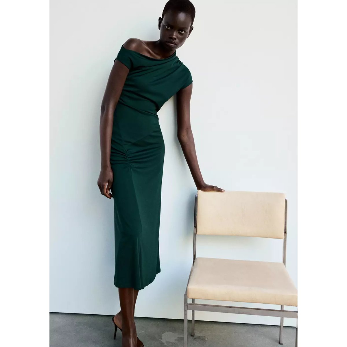 Robe asymétrique froncée vert foncé, MANGO
