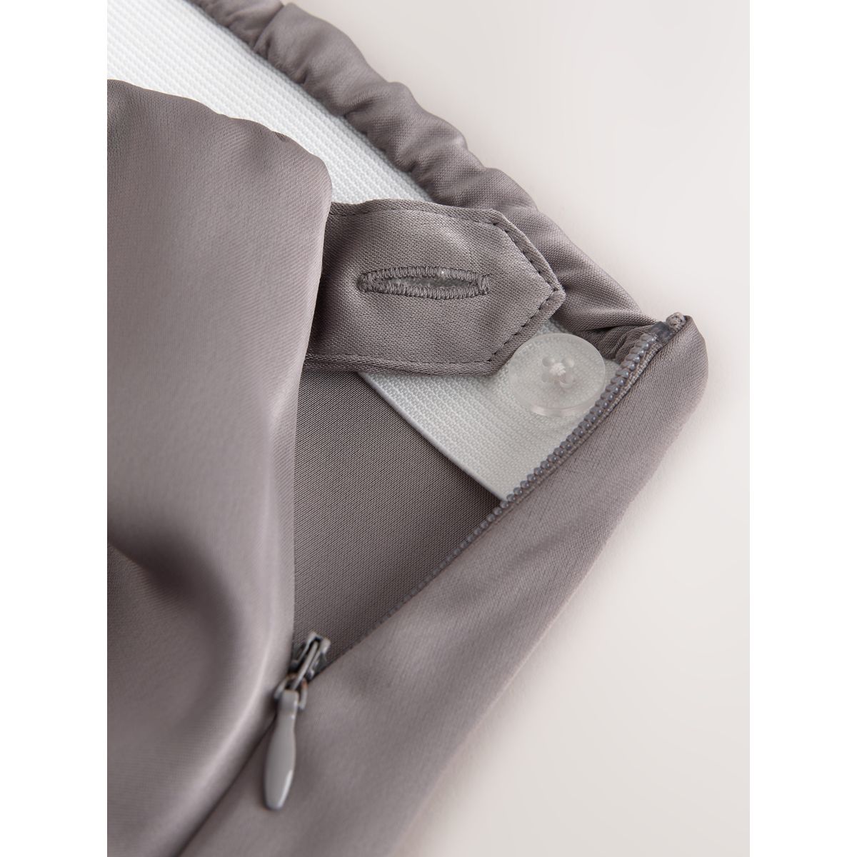 Mini-jupe en satin bordée de dentelle gris, NEXT
