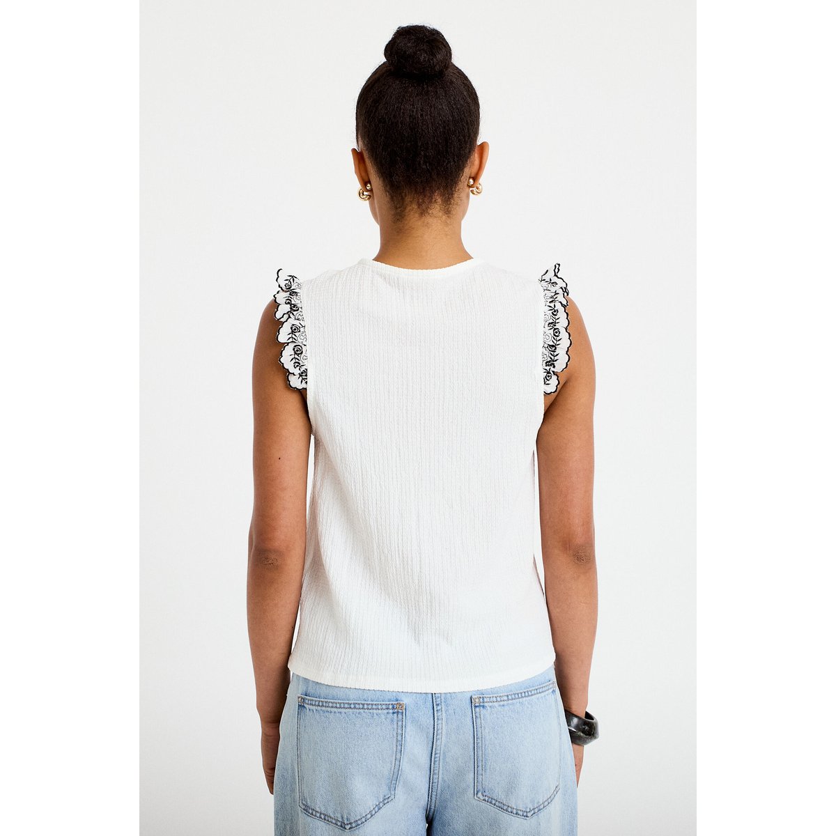 Blouse décolleté sans manches brodée noir, CACHE CACHE