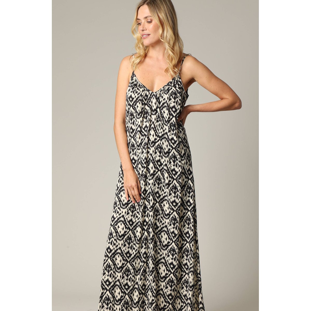 Robe longue ethnique à fines bretelles en crêpe de viscose BILIANA black, DEELUXE