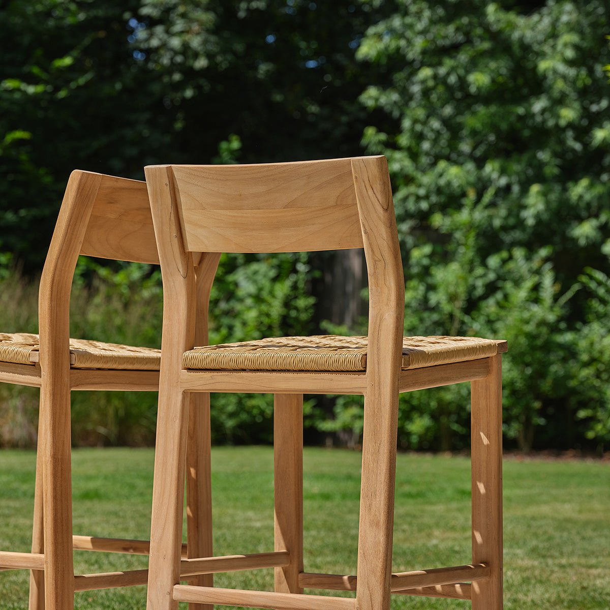 Lot de 2 chaises de bar de jardin en teck PIANA naturel, BERAH GETAH