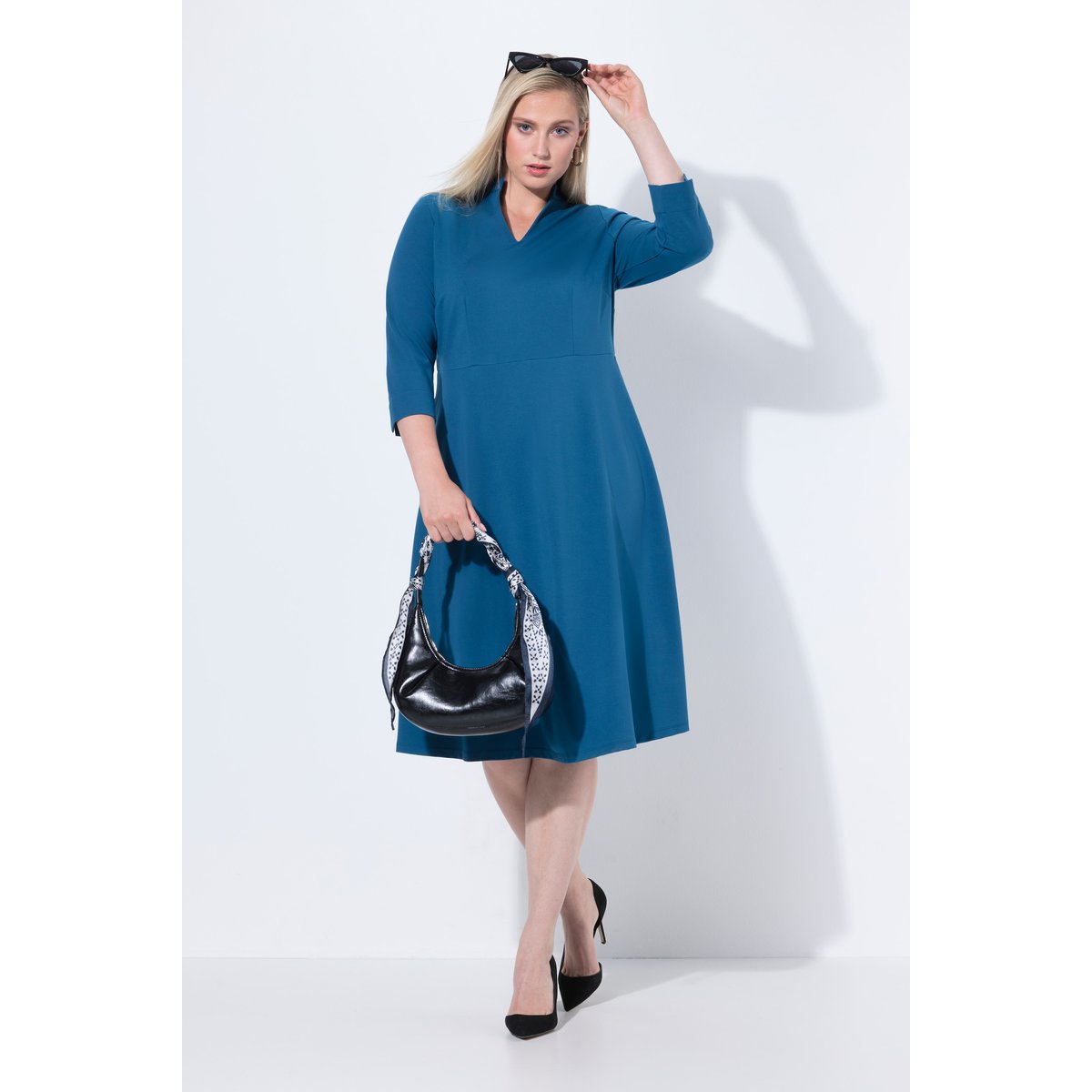 Robe point de Rome, coupe évasée, col V bleu pétrole, ULLA POPKEN
