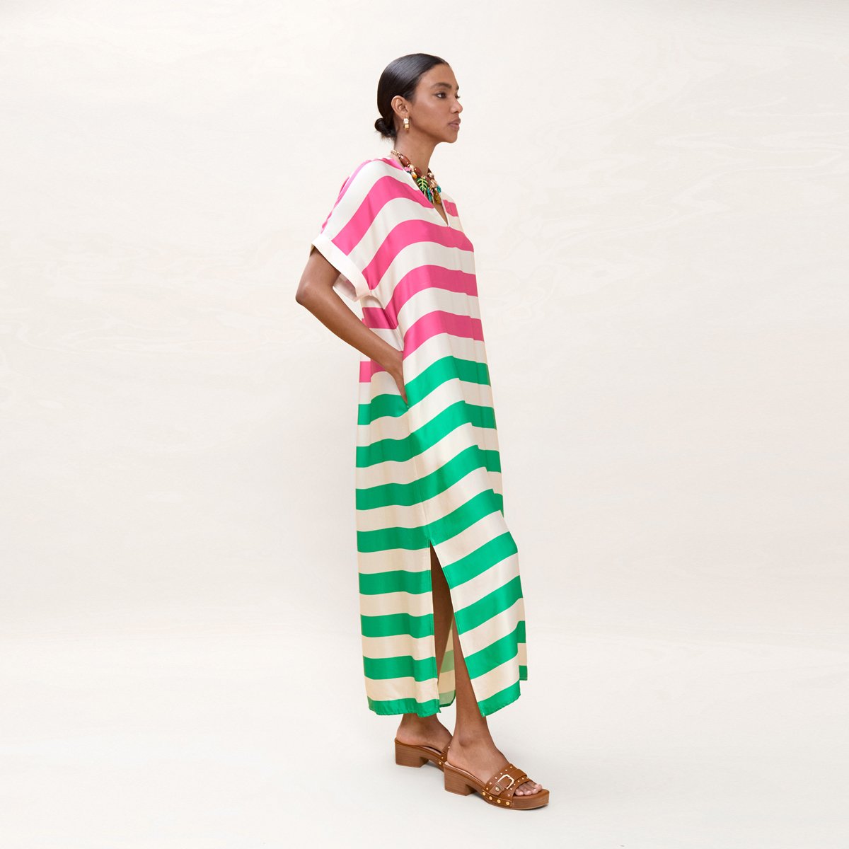 Robe longue rayée à décolleté V et fente latérale vert pomme, LOLA CASADEMUNT