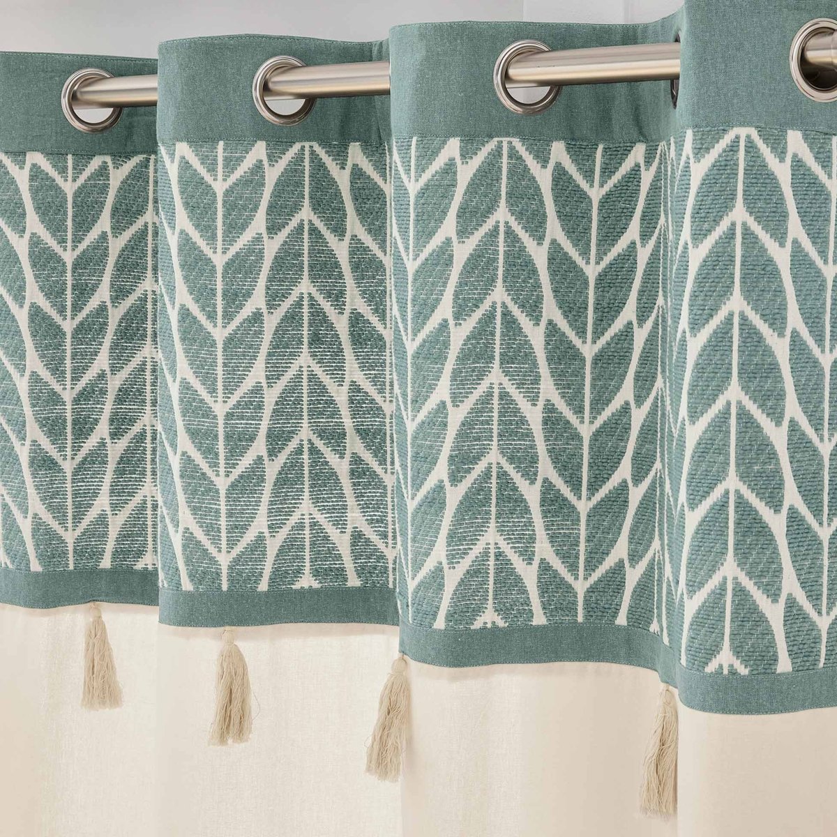 Rideau tamisant à œillets en polycoton jacquard avec pompons vert, DOUCEUR D'INTÉRIEUR