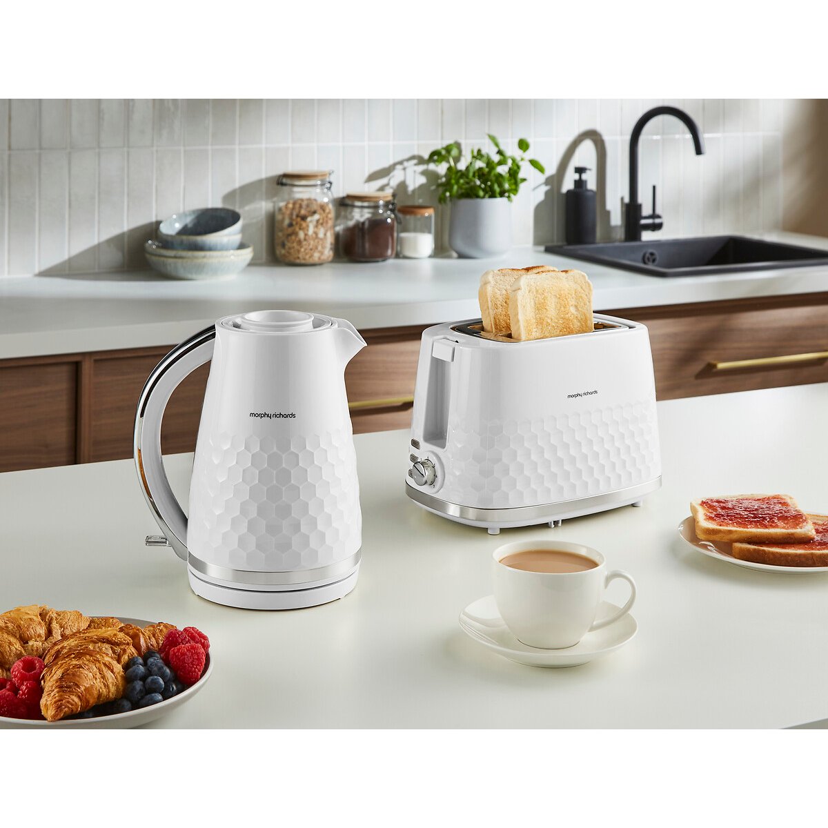 Hive 1.5L Jug Kettle white, MORPHY RICHARDS