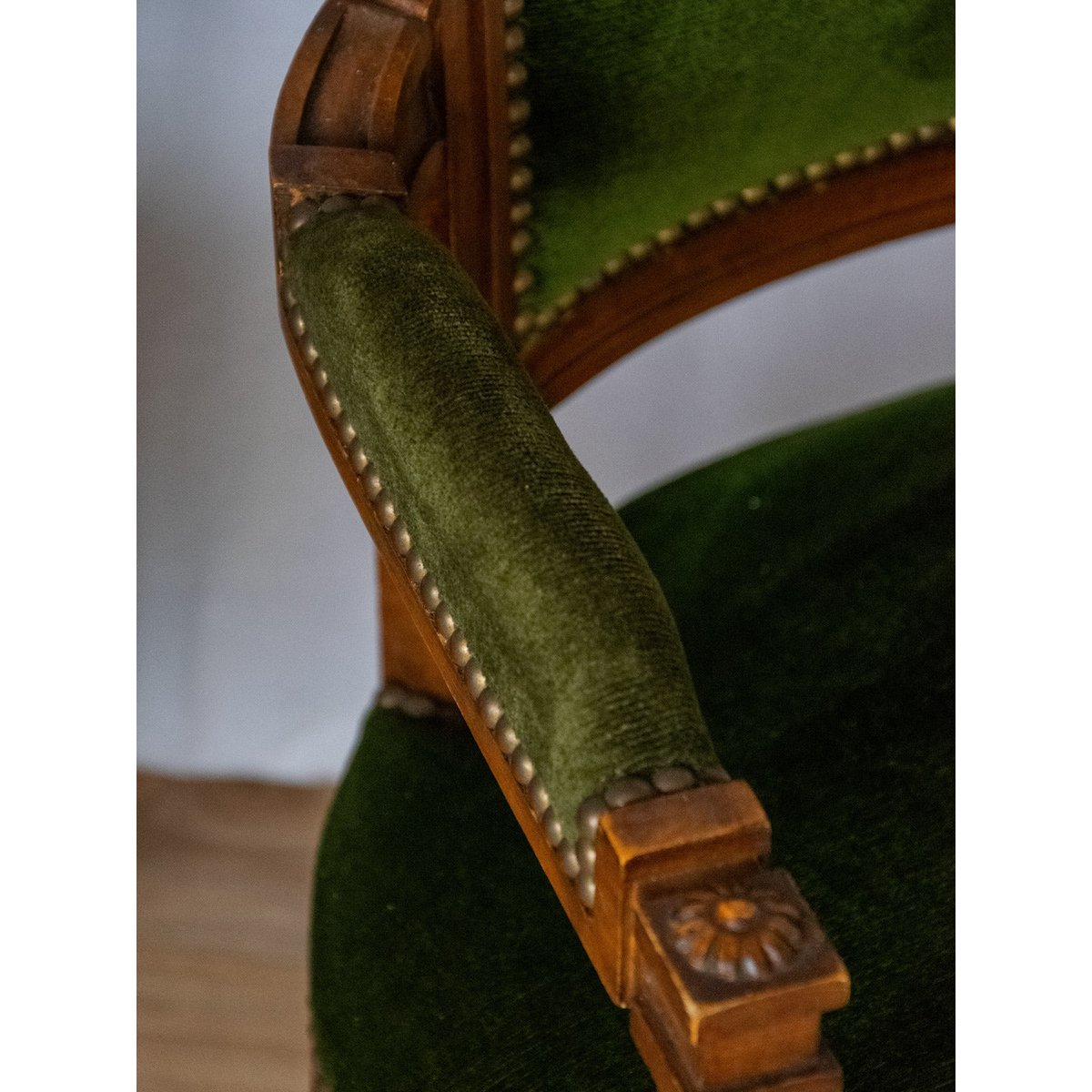 Paire de fauteuils en velours Ernest N°649 - Bon état bois foncé, DEBONGOUT