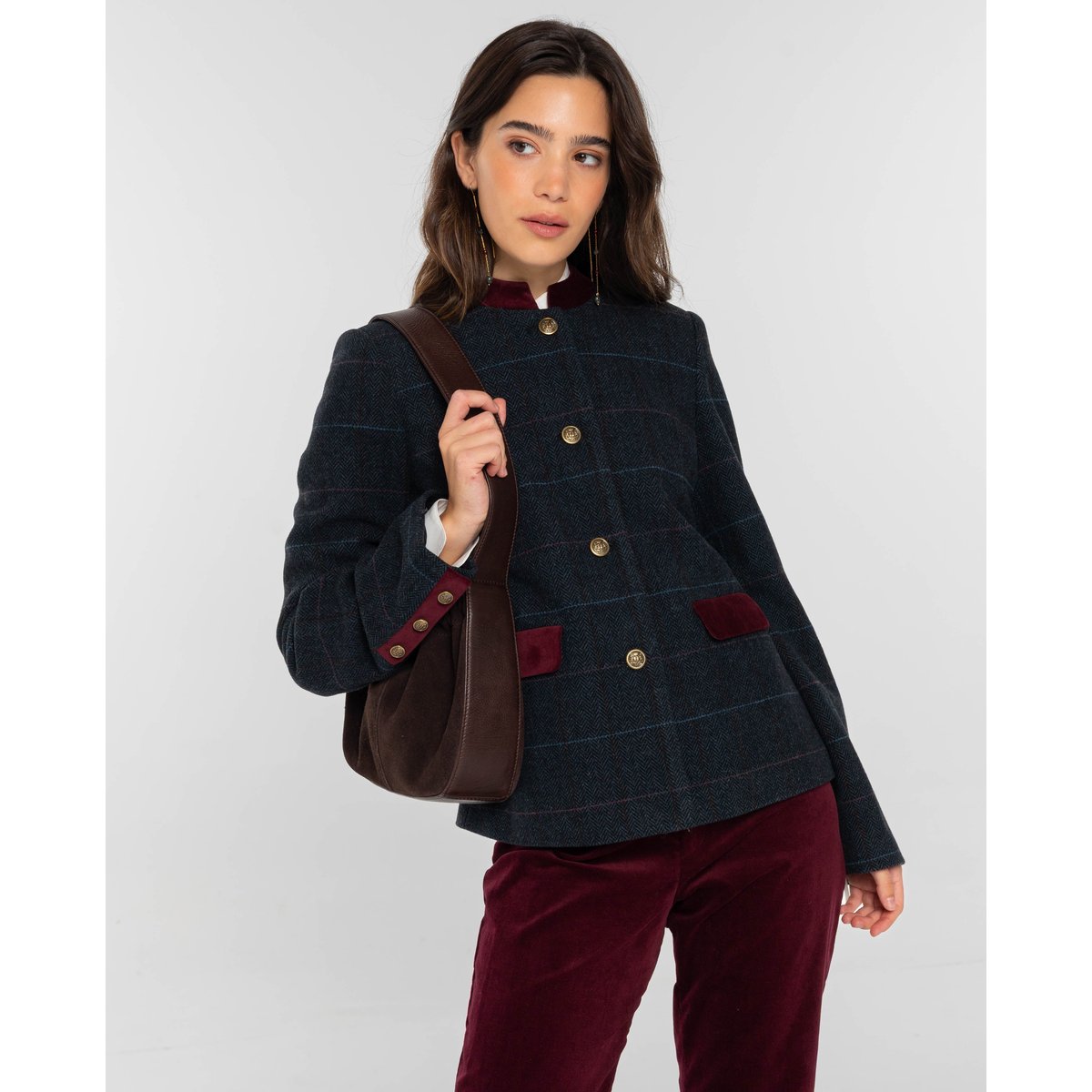 Veste à motif chevron bleu et gris avec détails en veloursVeste courte à carreaux avec détails en velours bordeaux et boutons dorés tableaux, THE-ARE