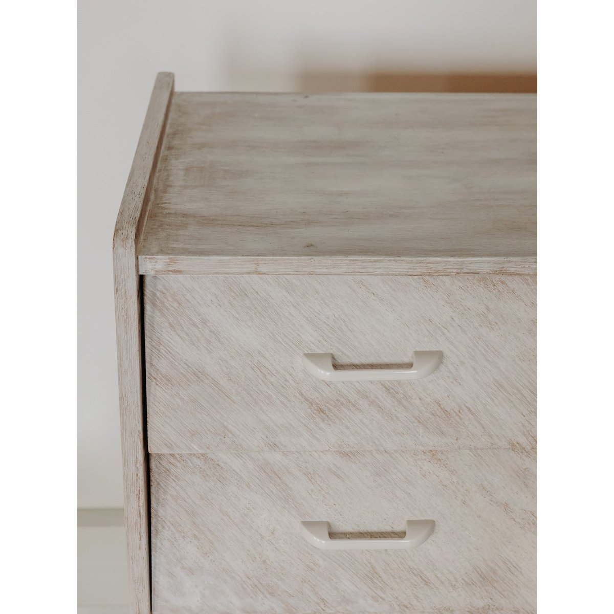 Jolie commode en bois teinté couleur crème Olga N°1109 - Bon état crème, DEBONGOUT