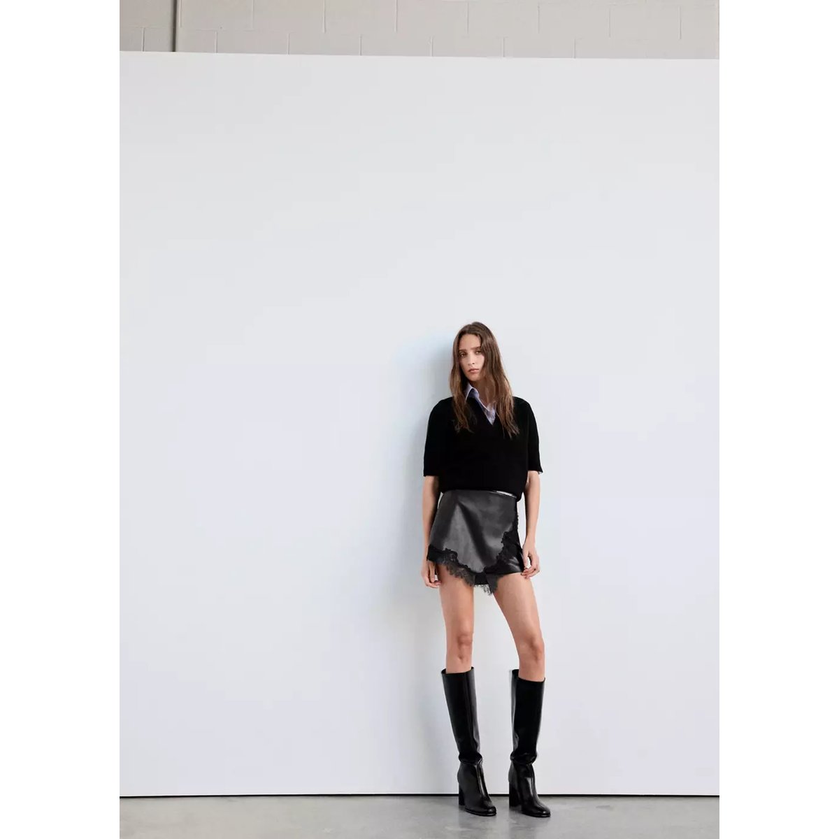Jupe short cuir synthétique noir, MANGO