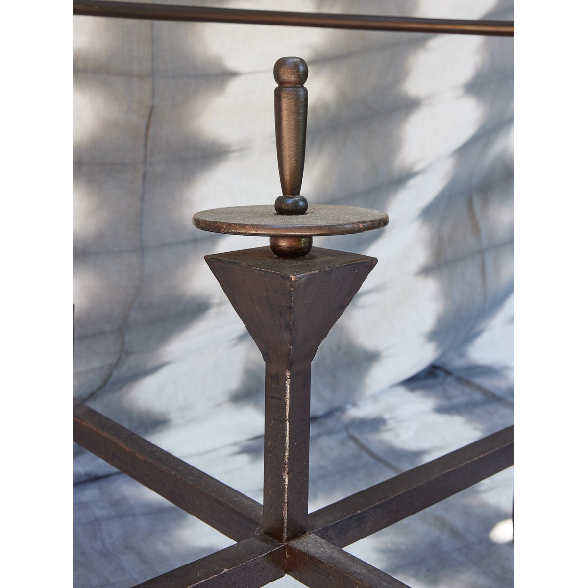 Table à manger ronde en verre biseauté Karla N°1202 - Bon état gris, DEBONGOUT