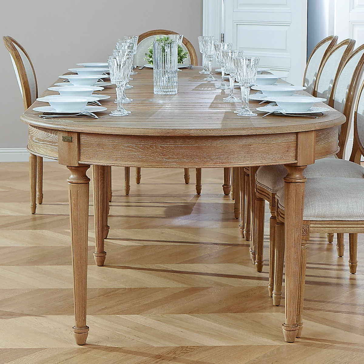 Table ovale en chêne style shabby chic 5 rallonges 6/14 couverts GIOVANNI beige, ROBIN DES BOIS