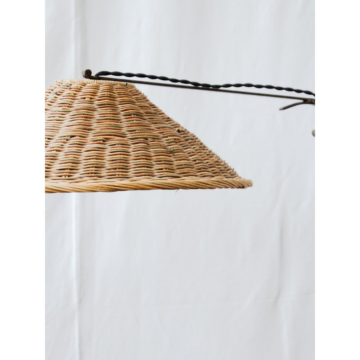 Lampadaire en fer forgé et rotin Julien N°429 - Bon état gris, DEBONGOUT
