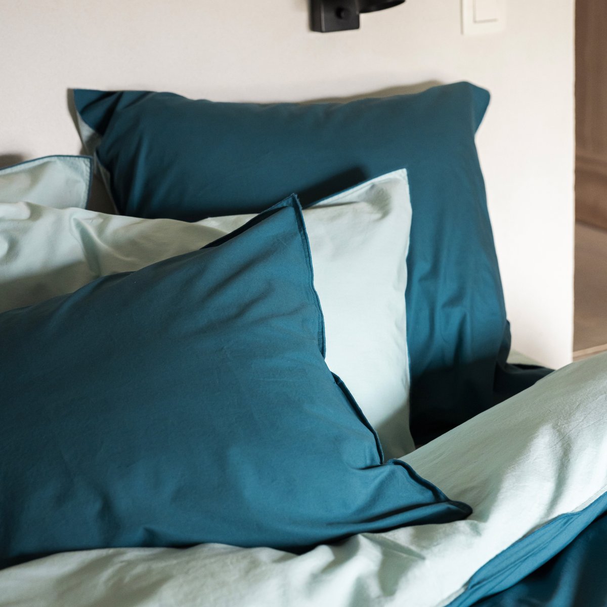 Taie d'oreiller bicolore en percale de coton lavé, DOUCEUR LAVÉE bleu petrole/celadon, BLANC CERISE