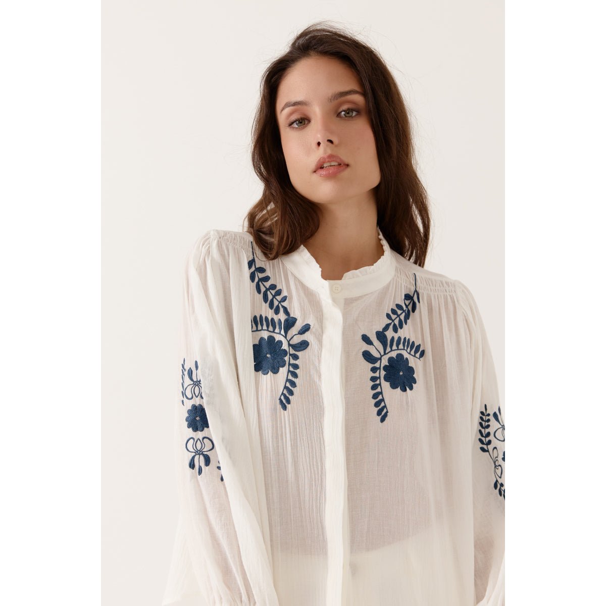 Chemise Auralie à manches longues, col rond et broderies florales cream, ARTLOVE
